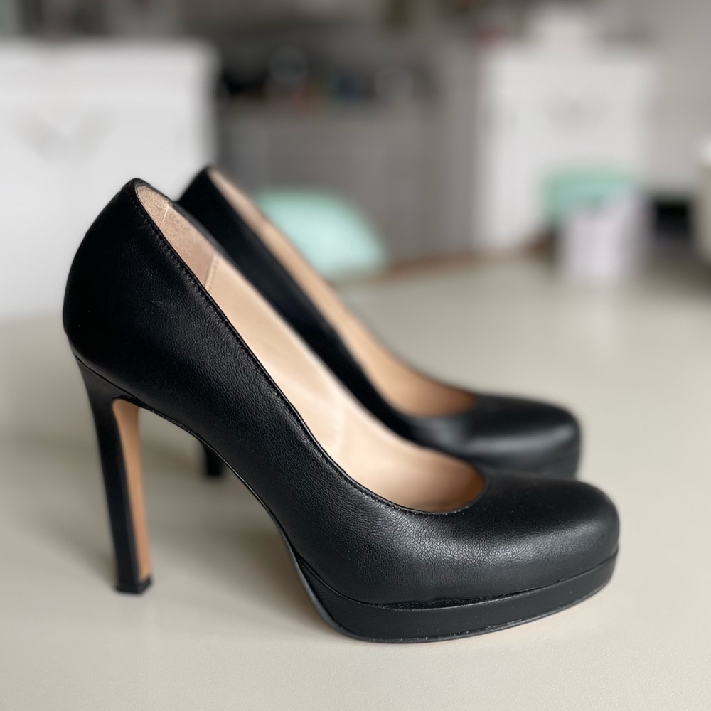 Round-toe black leather pumps heels - Size 6